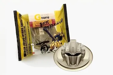 「ザクとうふ」から5年、金粉入りカレーソースで機体色を再現できる「百式とうふ」発売 : ニュース 