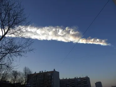 太陽より眩しい火球】2013年のロシア巨大隕石落下事件 広島原爆の30倍に匹敵する威力（スペースチャンネル） 