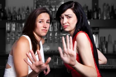 職場の飲み会セクハラ問題とは？〜加害者・企業のリスクと対策を徹底解説！？飲み会セクハラ、何が問題？