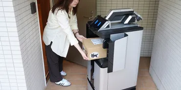 ヤマト運輸とWATTが挑む！大規模マンション向け自動配送ロボットの実証実験とは？都市部のラストマイル配送を革新！自動配送ロボットの実証実験開始