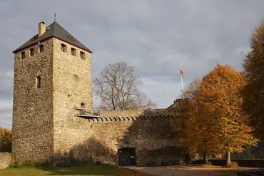 ザイン城（Burg Sayn）廃墟―ベルクフリートで泊まれる民泊の城 