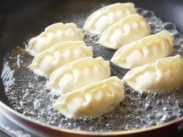 餃子の焼き方】銀座アスターのシェフ直伝！ カリッと焼くプロの技５つ 