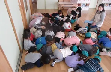 竜巻の避難訓練をしました。