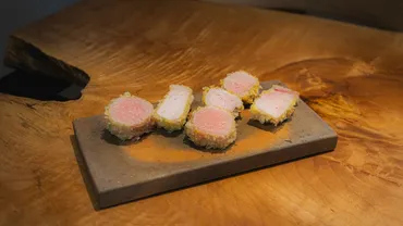 万博》唯一の個人店が挑んだ「冷凍だらけ」の現実 生食材からの完全手作りで、1日7回転の大繁盛とんかつ店を生んだ゛執念゛の舞台裏