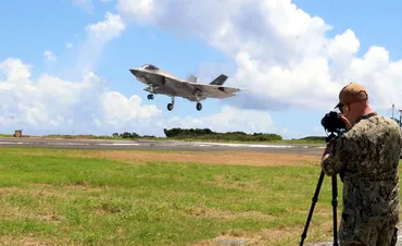 米艦載機 響くごう音 硫黄島でFCLPを公開 岩国基地F35Cも参加