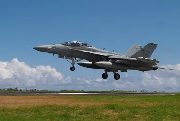 米軍の陸上空母離着陸訓練 岩国基地で25年ぶり実施へ 市長ら反対
