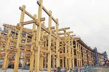 万博協会/大屋根リング北東工区を公開、貫工法で木造建て方施工 – 日刊建設工業新聞