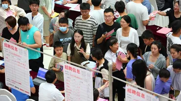 家族から給料もらう「専業子ども」、中国の若年層で増加 雇用市場の厳しさ反映(1/3)