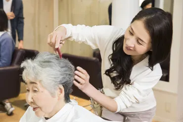 介護美容師・福祉美容師として開業するために必要な資格とは? 出張美容・出張理容について知っておきたい注意点