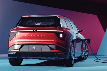 鴻海（Foxconn）EV参入で自動車業界はどうなる？日本の自動車産業への影響とは？（EV、Foxtron、日産、シャープ）？鴻海のEV戦略：日本の自動車業界への衝撃と未来への展望