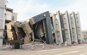 輪島の横倒しビルは「杭基礎」だったのに 国内初の倒壊例か、軟弱地盤でも有効な工法が…：東京新聞 TOKYO Web