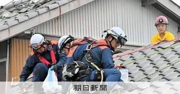 屋根の上の消防士 「最強」竜巻で割れた瓦を取り除く 静岡・牧之原 静岡県：朝日新聞