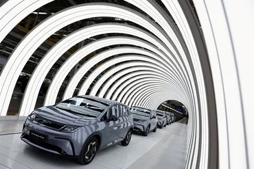 中国の代表的な電気自動車(EV)企業BYDがブラジルなど南米市場で立地を広げている。西欧市場が関税障壁に阻まれると、新興国で活路を求める姿だ。  米国と欧州連合(EU)がBYDに賦課した関税はそれぞれ1.. 