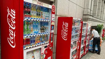 限界の自販機】｢コカ・コーラ｣200円時代突入へ､今秋値上げで赤字自販機は2～3割に激増も。サントリーやダイドーも苦戦で、連携の動きは加速か 