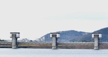 東京の高潮対策は防潮堤（堤防）方式、大阪の高潮対策は大水門方式 