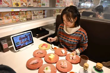 吉祥寺に回転しない寿司「魚べい」がオープン！高速レーンを゛新幹線゛が走る  旬のネタや変わり種、揚げ物、麺類、スイーツもあり楽しい│193go.jp（いくみごードットジェイピー）