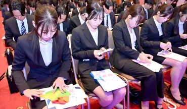 みずほFG、内定式でギネスに挑戦 折り紙で絆強める