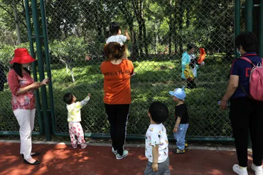 中国、子育て家族支援策発表 人口減少で出産奨励 