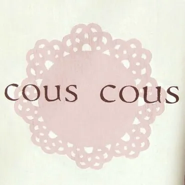 中崎町の洋服店COUS COUS（クスクス）の窓の文字 