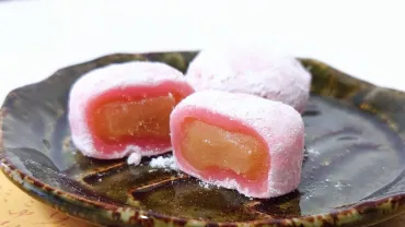 江戸時代から愛される姫路の代表銘菓「玉椿」もっちり求肥と白小豆餡入り黄身餡を包んだ可憐なお菓子(柳谷ナオ)