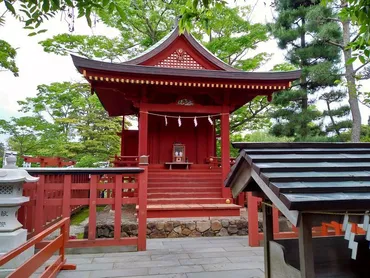 鶴岡八幡宮境内【旗上弁財天社】を参拝。縁結び・安産祈願の政子石は要チェック！ 