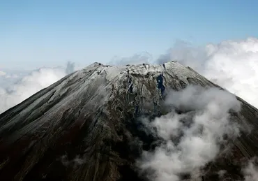 富士山頂付近に雪 気象台から観測できれば130年で最遅「初冠雪」(朝日新聞デジタル)