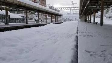 JR北海道、手作業など懸命な除雪も作業難航 線路見えぬ大雪、千歳線終日運休 