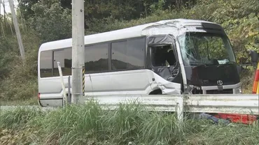 対向車線越え川に転落…トヨタ車体工場に従業員送迎中のマイクロバス 12人重軽傷 カーブ曲がり切れずか 