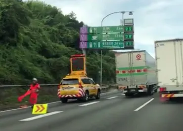 神奈川】東名高速下り 複数台のトラックの事故 積荷が散乱 鮎沢PA〜足柄SA7月24日(水) 5:53 