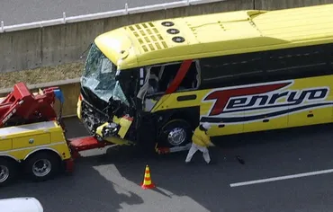 新東名で事故 大型トラックに高速路線バスが衝突し8人けが 写真特集5/4 