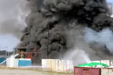 神奈川県厚木市で黒煙が舞い上がる火災 消防10台以上出動し目撃者は「すごい匂い」 – Sirabee