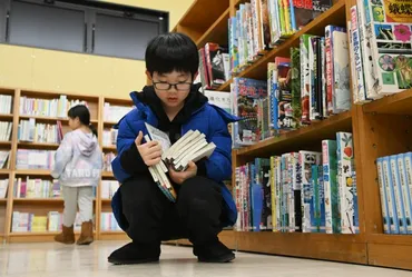 たくさんの本、待ちわびた 被災の輪島市立図書館が仮設で再開 能登半島地震 石川県:朝日新聞デジタル